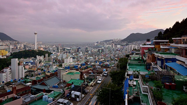 日落时的釜山塔和Gwangandaegyo大桥(韩国最大的海上大桥)视频素材