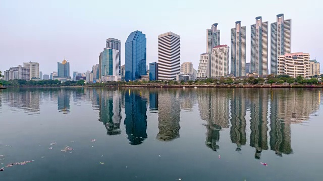 延时曼谷市中心在黄昏与天际线的反射，泰国。视频素材