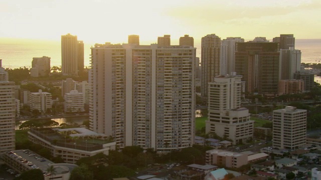 高层酒店鸟瞰图在怀基基，火奴鲁鲁，夏威夷。视频素材