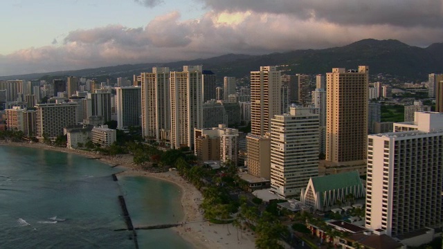 檀香山海滩和高楼大厦，鸟瞰图。视频素材