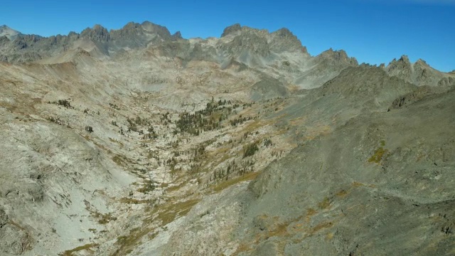 加利福尼亚州内华达山脉西部的里特山和班纳峰。视频素材