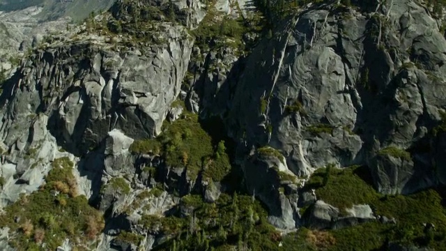 空中景观在塞拉国家森林，西内华达，接近浮石Butte。视频素材