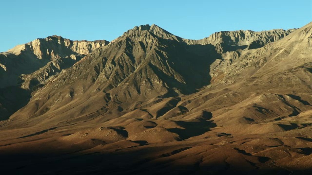 干旱的内华达山脉东部的鸟瞰图。视频素材