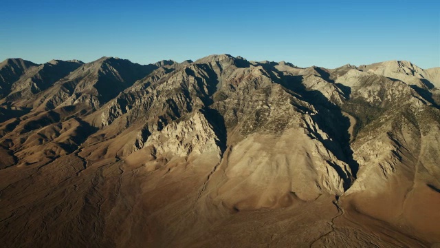 内华达山脉东部的锯木岭和巴克斯特山。视频素材