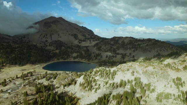 在拉森火山国家公园的一个多云的日子里，拉森火山底部的海伦湖。视频素材