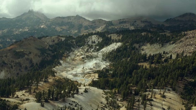 在拉森火山国家公园的热液区之一的Bumpass Hell，蒸汽从地热喷口上升。视频素材