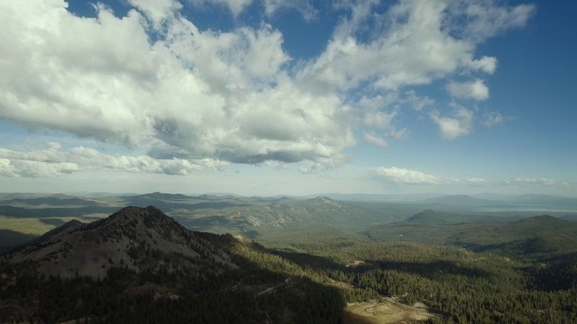 拉森火山国家公园鸟瞰图与雷丁峰，一个小插头圆顶火山。视频素材