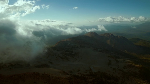 从空中接近混沌岩，这是拉森火山国家公园的一系列圆顶火山。视频素材