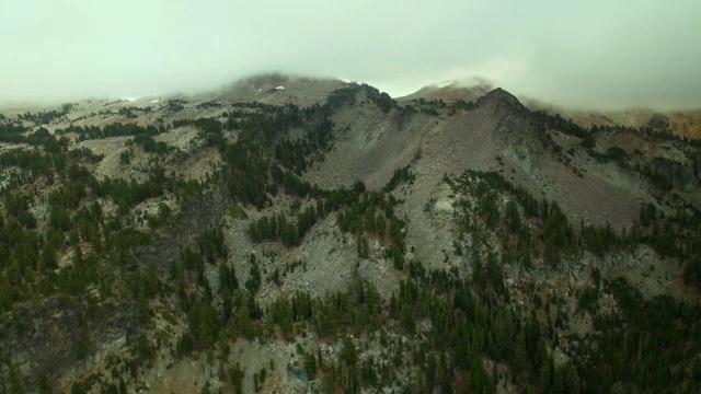 这是火神城堡的粉色顶峰，是拉森火山国家公园的一座山峰。视频素材