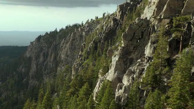 蓝湖峡谷崎岖的悬崖峭壁，鸟瞰图。视频素材