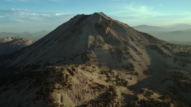 空中接近拉森火山的顶峰，一个休眠火山位于拉森火山国家公园。视频素材