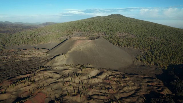 火山渣锥与拉森山为背景，拉森火山国家公园的两座火山，加利福尼亚，鸟瞰图。视频素材