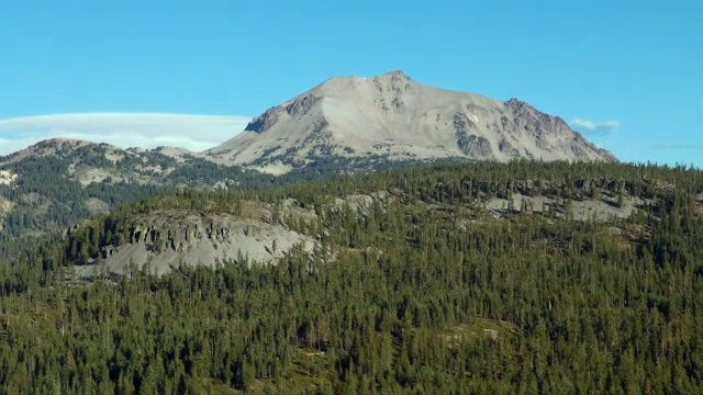 拉森山和雷丁峰的鸟瞰图拉森火山国家公园，北加州。视频素材