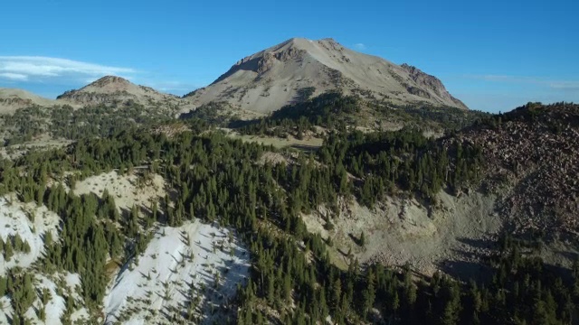 飞越邦巴斯地狱，拉森火山国家公园的地热区域，朝向拉森山。视频素材