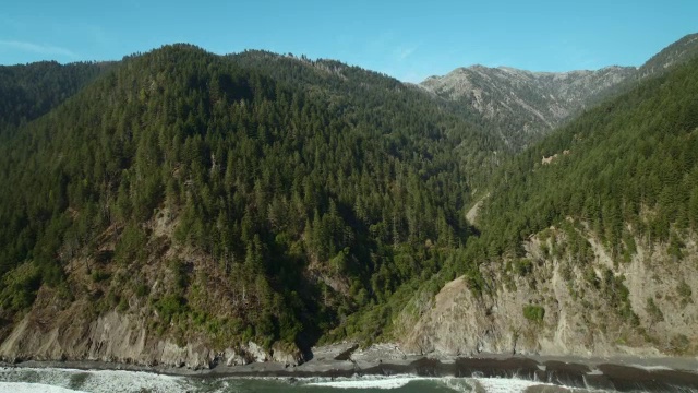 正从太平洋靠近加州失落的海岸。视频素材