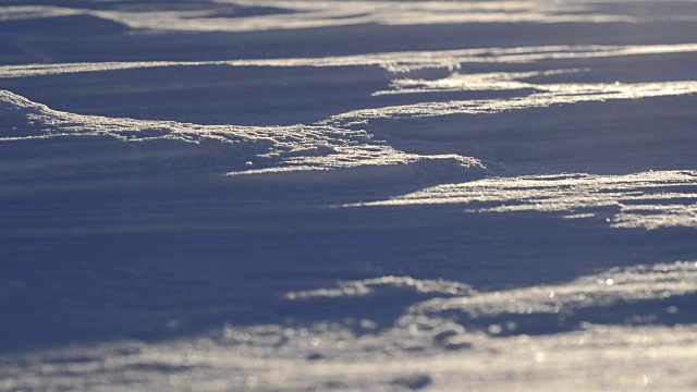 太阳从压实的雪地上详细地掠过视频素材