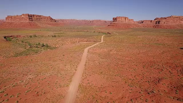 飞下美丽的道路介绍，4K无人机揭示，空中纪念碑谷，山谷的神史诗般的沙漠景观视频素材