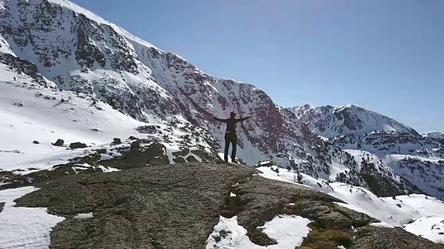 山顶上的女人，鸟瞰图视频素材