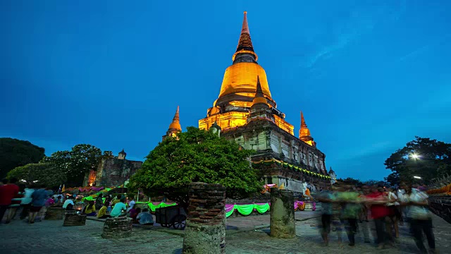 泰国大城府Yai Chaimongkol寺，人们在教堂周围走着蜡烛。视频素材