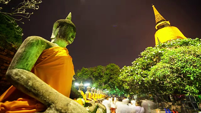 泰国大城府Yai Chaimongkol寺，人们在教堂周围走着蜡烛。视频素材