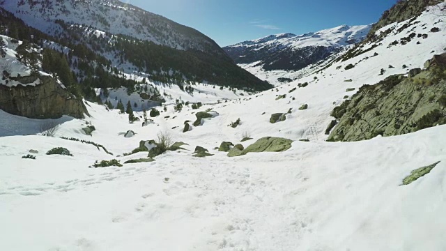 滑雪者发现的风景与他的手在第一人称视角视频下载