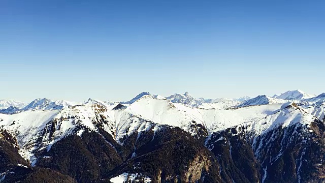 白雪覆盖的山峰;时间流逝视频素材