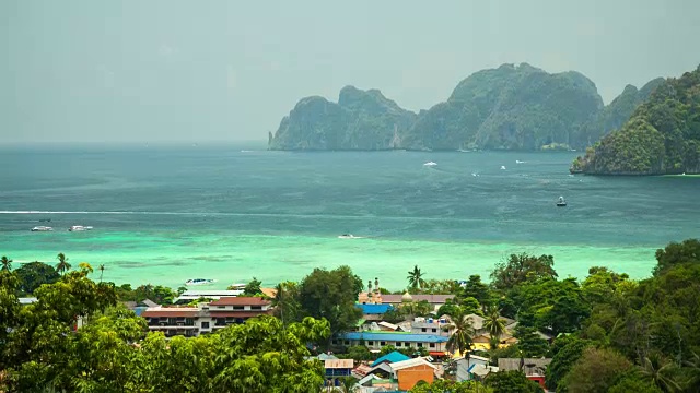 时间流逝:泰国皮皮群岛的长船和热带海滩视频素材