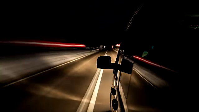 POV -驾驶汽车-在车上长曝光时间延时-第1-1部分:夜间-车的左侧带侧视镜视频素材