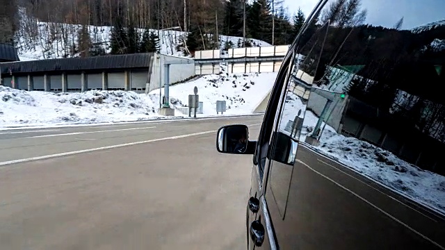 POV -驾驶汽车-在车上长曝光时间延时-第1-4部分:清晨-车的左侧与侧镜在框架视频素材