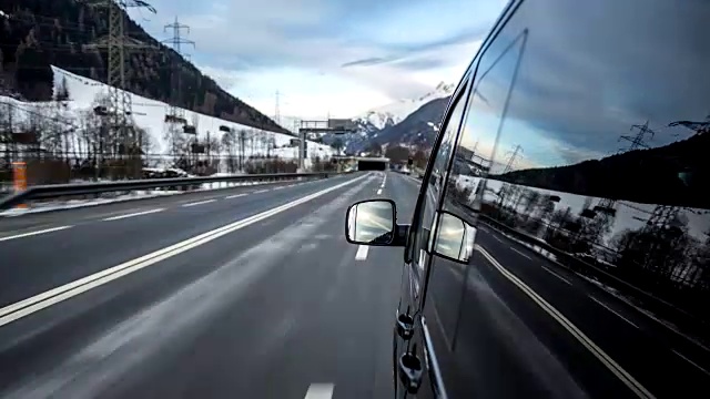 POV -驾驶汽车-在车上长曝光时间延时-第1-3部分:清晨-车的左侧与侧镜在框架视频素材