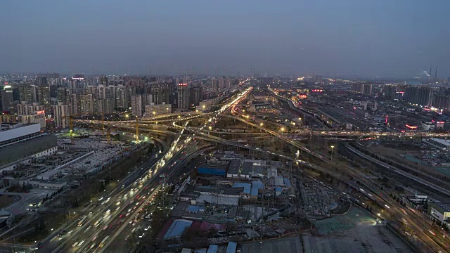 T/L WS HA鸟瞰图北京路交叉口，白天到夜晚过渡/北京，中国视频素材