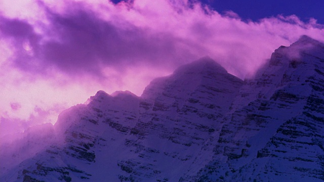 宽镜头低角度云移动在栗色钟雪山山峰/阿斯彭，科罗拉多州视频素材