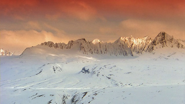 宽镜头的时间流逝云移动雪山山峰与积雪覆盖的高原在前景视频素材