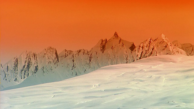 广角拍摄的时间推移阴影从云移动雪山山峰/积雪覆盖的高原在前景视频素材