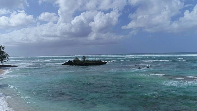 4千无人机鸟瞰夏威夷北岸海岸线视频素材