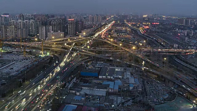 T/L WS HA拥挤的交通和道路交叉口，黄昏到夜晚过渡/北京，中国视频素材