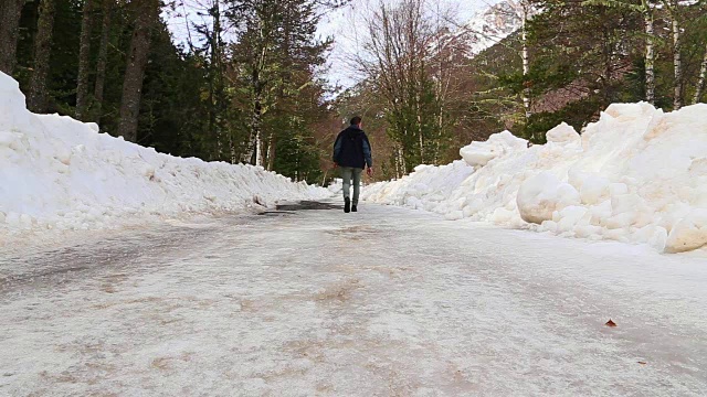 冬天，在加泰罗尼亚比利牛斯山脉冷杉林之间的美丽雪景中，徒步旅行和探索山脉的家伙。视频素材