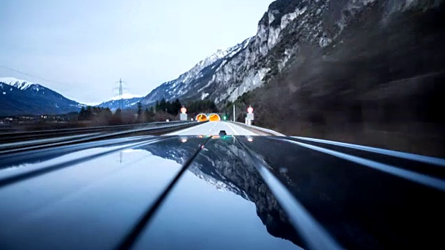 POV -驾驶汽车-在车上长曝光时间延时-第2-3部分:清晨-车顶在框架视频素材