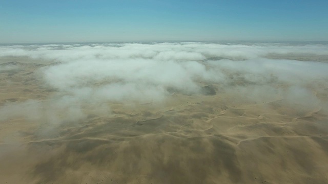 飞越纳米比亚沙漠的高空视频素材