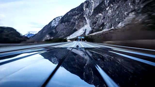 POV -驾驶汽车-在车上长曝光时间延时-第2-4部分:早晨-车顶在框架内视频素材