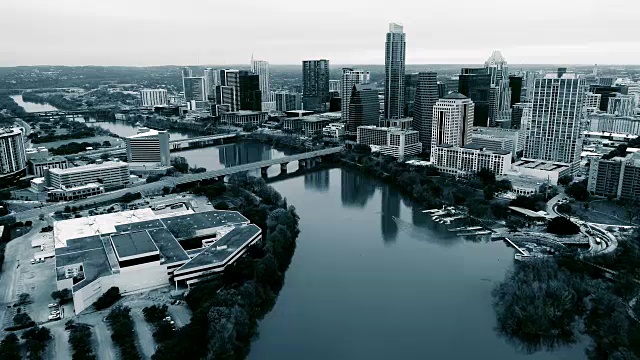 在美国德克萨斯州奥斯汀市上空飞行的黑白城市景观德克萨斯州的首都城市视频素材