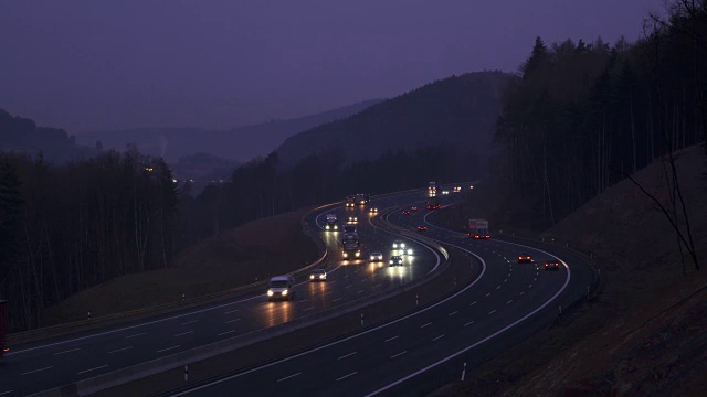 夜间高速公路上的交通，时间流逝。视频素材