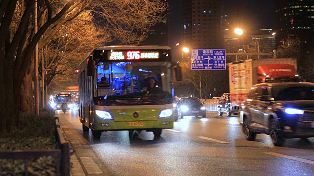 中国北京夜晚的城市街道视频素材