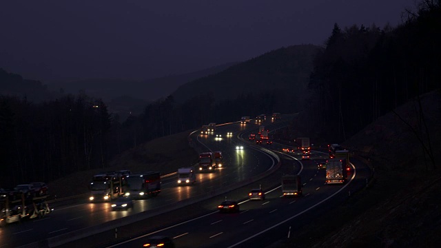 黎明时分高速公路上的交通状况。视频素材