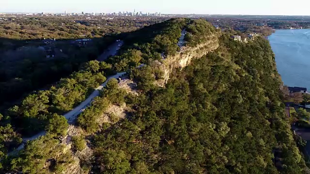 在美国德克萨斯州奥斯汀的自然一侧的邦内尔山徒步旅行视频素材