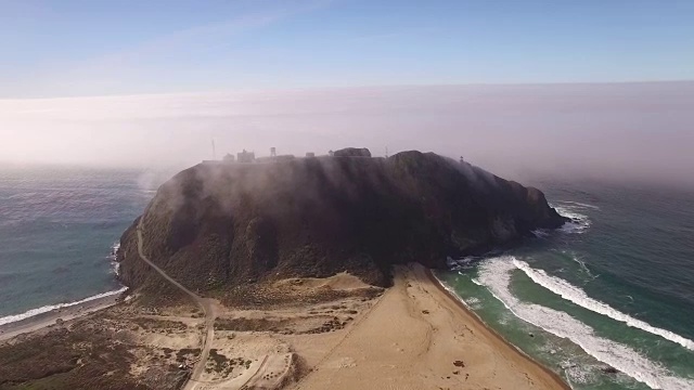 飞出灯塔在山上，空中，4K, 36, 1of14，海洋海滩，雾，树，灯塔撞击海浪，揭示，股票视频销售-无人机发现-无人机航拍视图视频素材