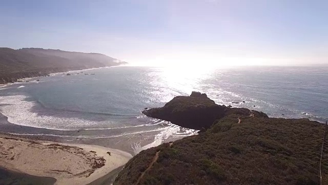 飞越奶牛揭示海洋，空中，4K, 17s, 8 / 14，奶牛，农场，牧场，农场，海洋海滩，雾，树，灯塔撞击海浪，揭示，股票视频销售-无人机发现无人机航拍视图视频素材