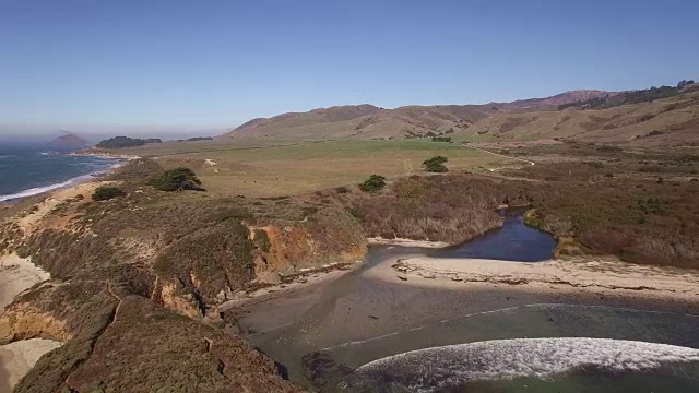 海洋到陆地，空中，4K, 31s, 10 / 14，奶牛，农场，牧场，农场，海洋海滩，雾，树，灯塔撞击海浪，揭示，股票视频销售-无人机发现-无人机航拍视图视频素材