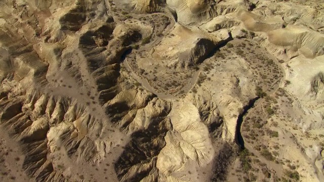 大本德(Big Bend)的响尾蛇荒地(rattlessnake Badlands)充满了空中低空射击的画面。不毛之地是不适合植物生长的干燥地带，在那里广泛的侵蚀可以显示出彩色的粘土。视频素材