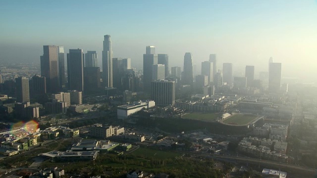 航拍平移横跨洛杉矶市中心地区，加利福尼亚。视频素材